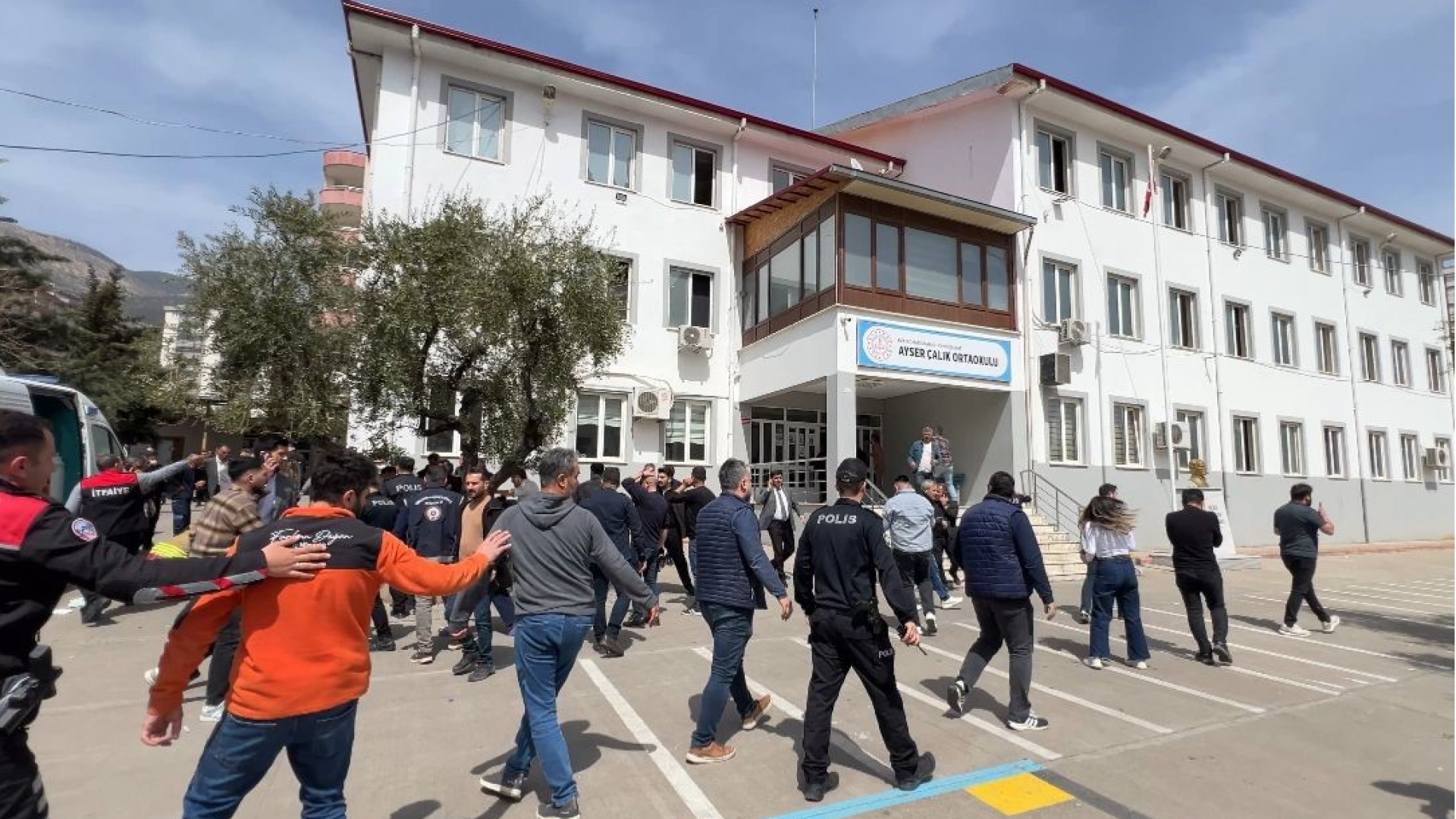 Kahramanmaraş'taki Okul Saldırısına Siyasilerden Tepki: Soruşturma Başlatıldı