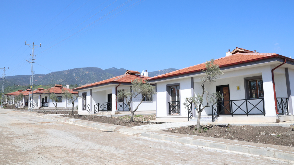 HBB köy evlerini törenle teslim etti