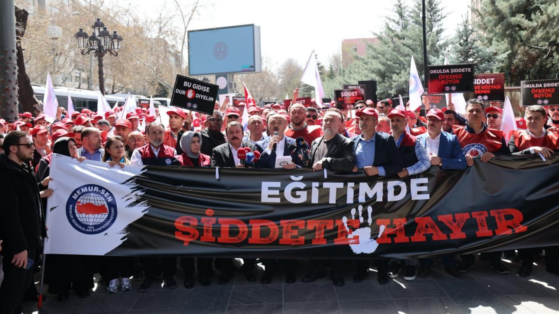 Eğitimciler okullardaki şiddet eylemlerini yurt genelinde protesto etti, acil önlem alınmasını istedi