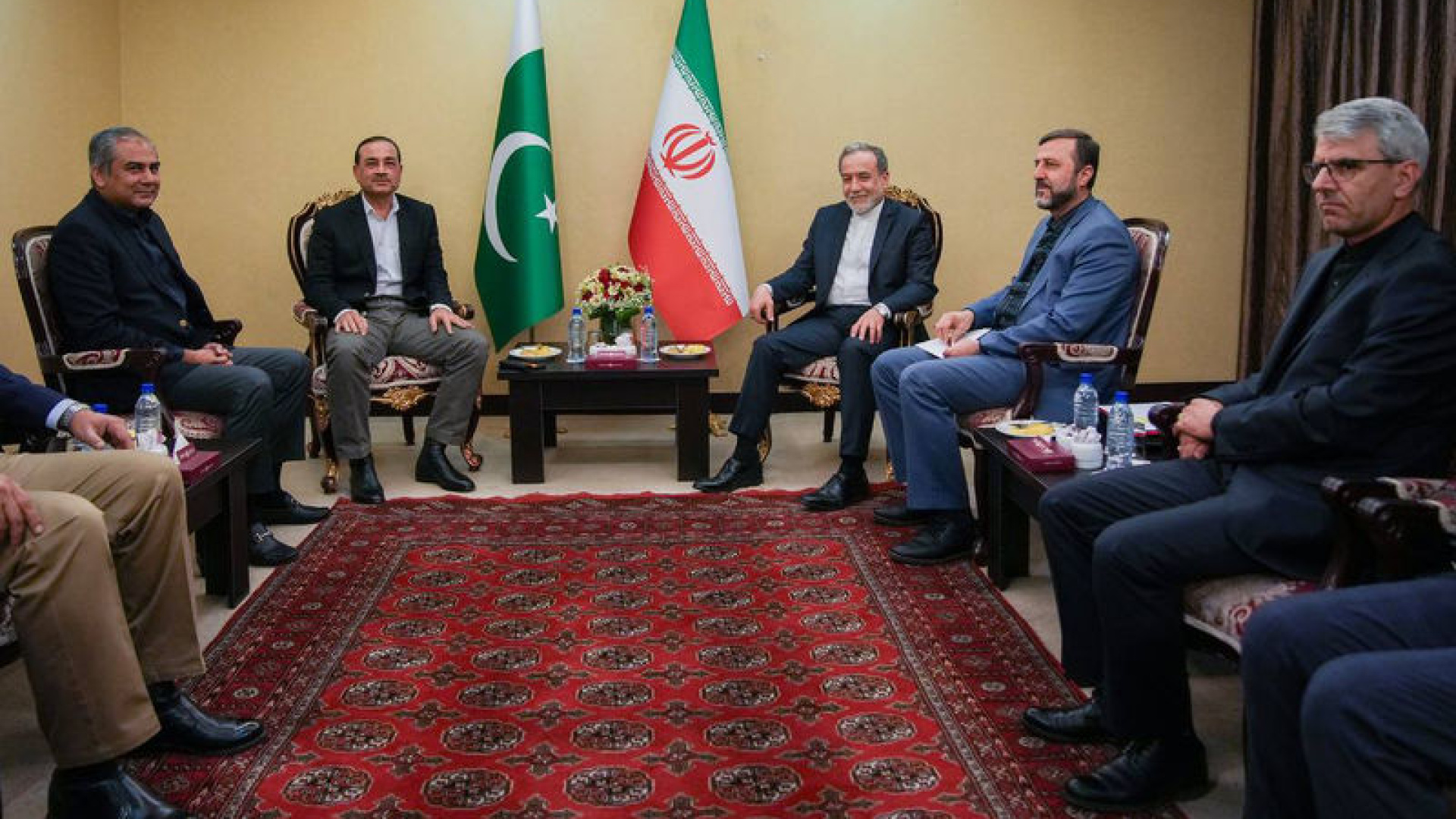 İran Dışişleri Bakanı Erakçi, Pakistan Genelkurmay Başkanı Munir ile Tahran'da Görüştü