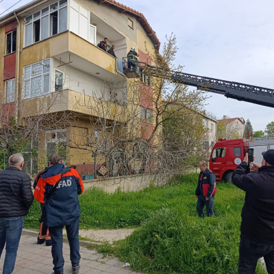 Evi ateşe verdi babasını aradı