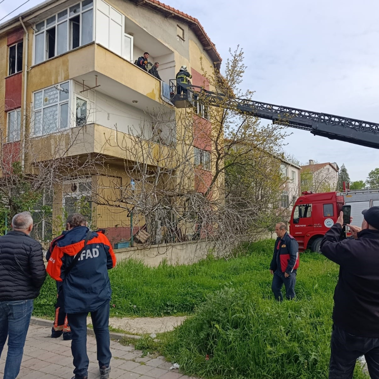 Evi ateşe verdi babasını aradı