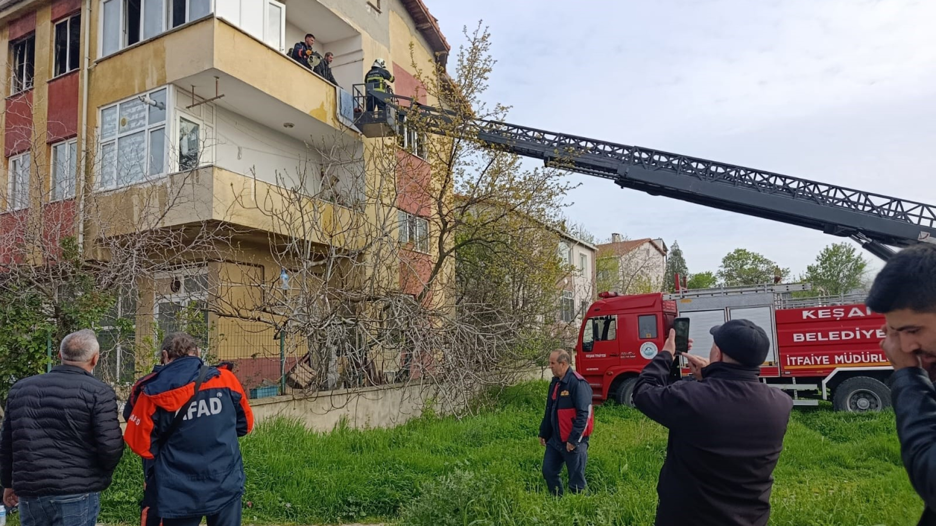 Edirne'de Genç Evi Ateşe Verdi, Babasını Arayıp Söndürmesini İstedi