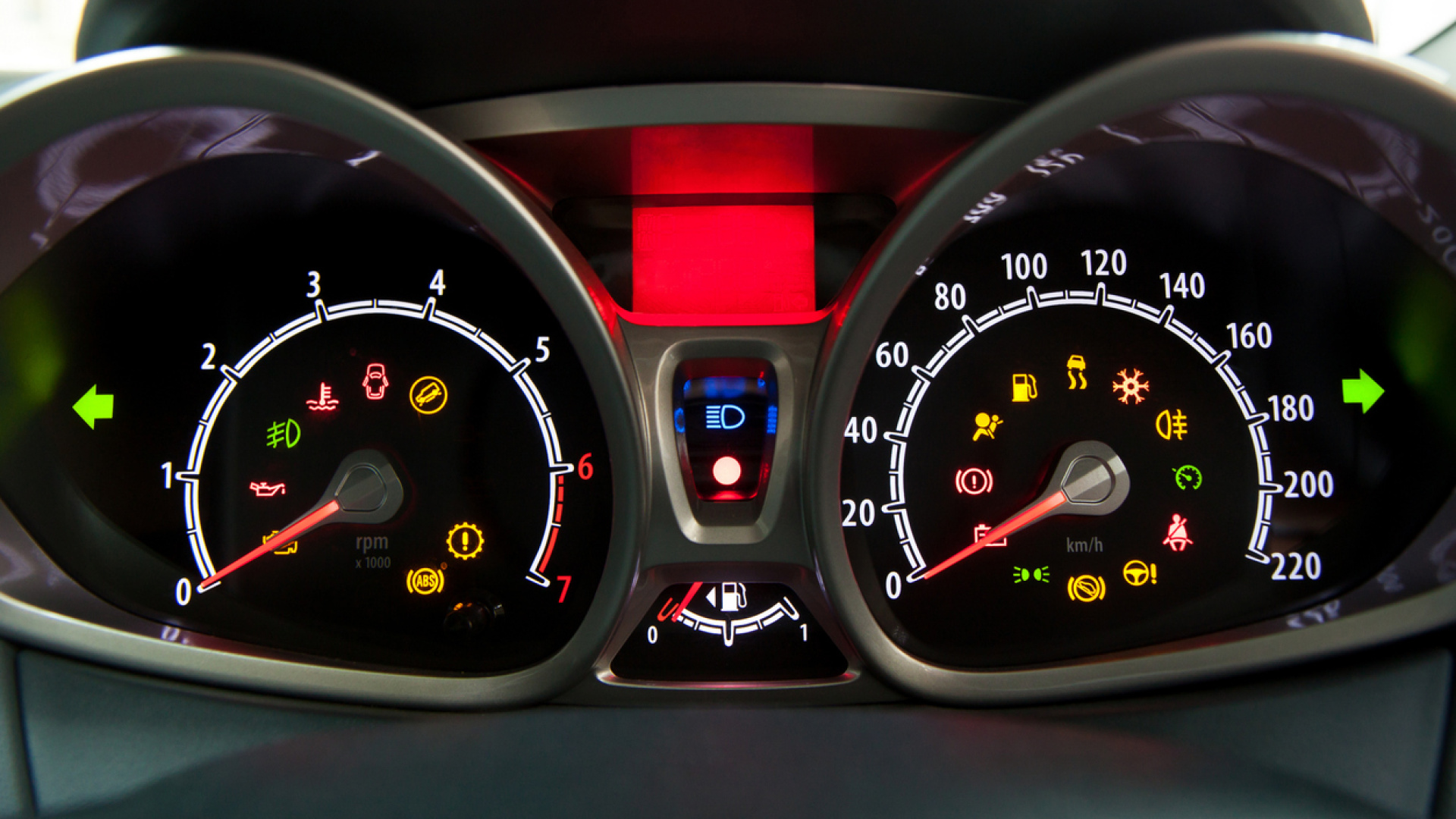 Her sürücünün bilmesi gerekiyor: Direksiyon başında hayat kurtaran işaretler! Araç uyarı ışıkları ne anlatıyor?