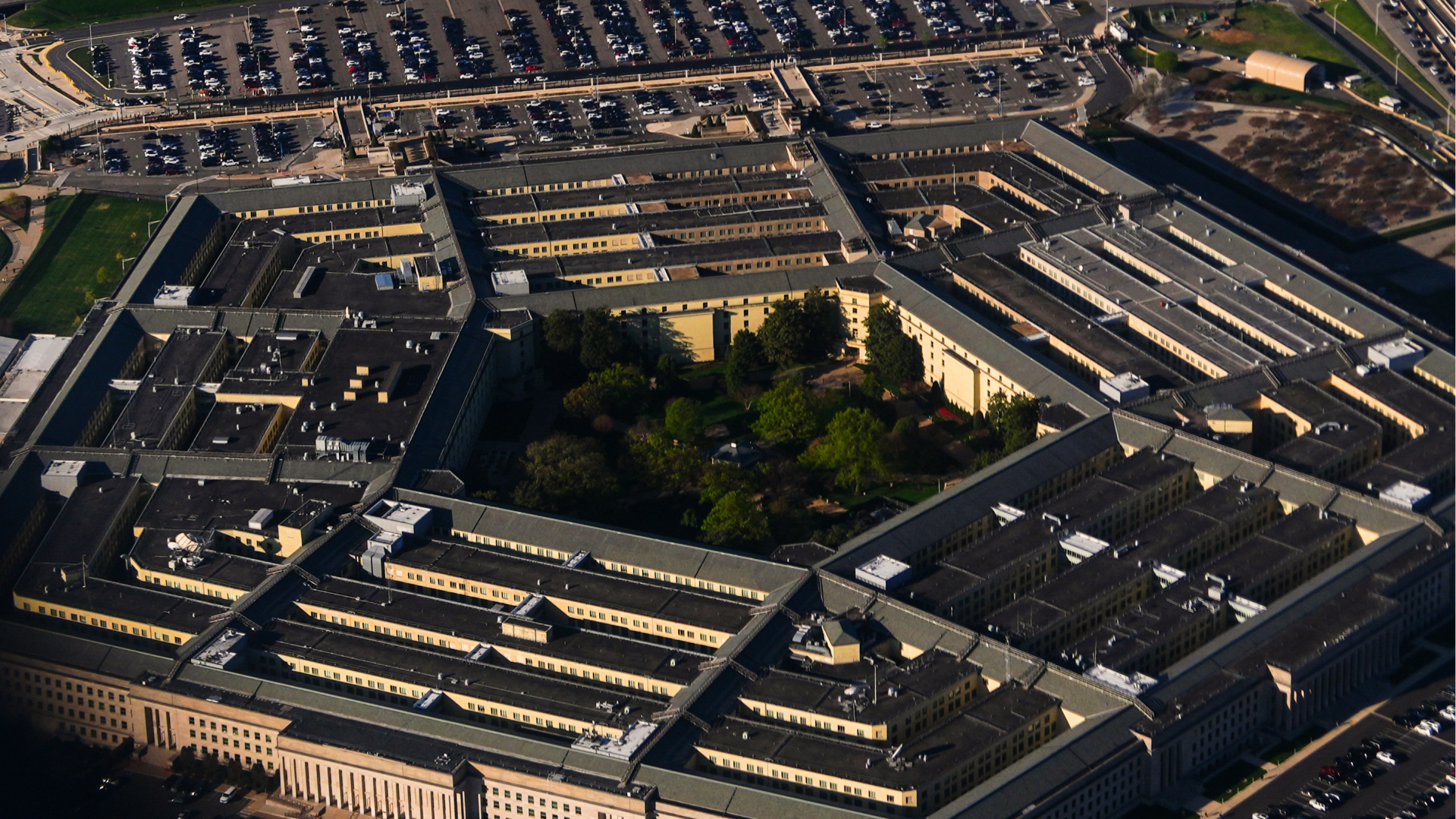 WSJ: Pentagon, Mühimmat Stoklarını Artırmak İçin Otomotiv Devi Ford ve GM ile Temasta