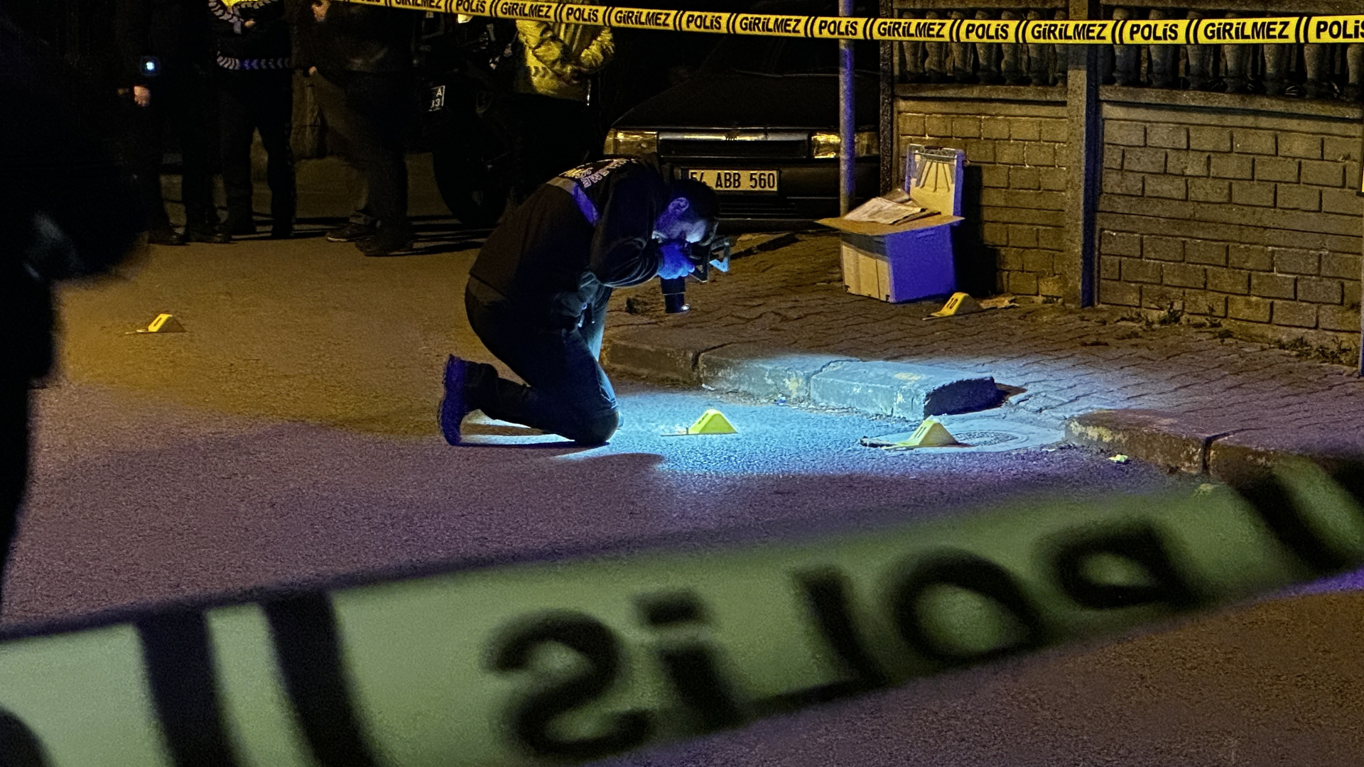 Sakarya'da Polisle 3 Sokak Çatışan Şüpheli, Okul Önünde Vurularak Etkisiz Hale Getirildi