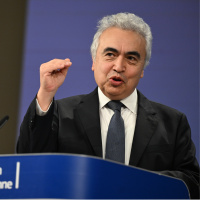 Dünayda ilk yüze girdi