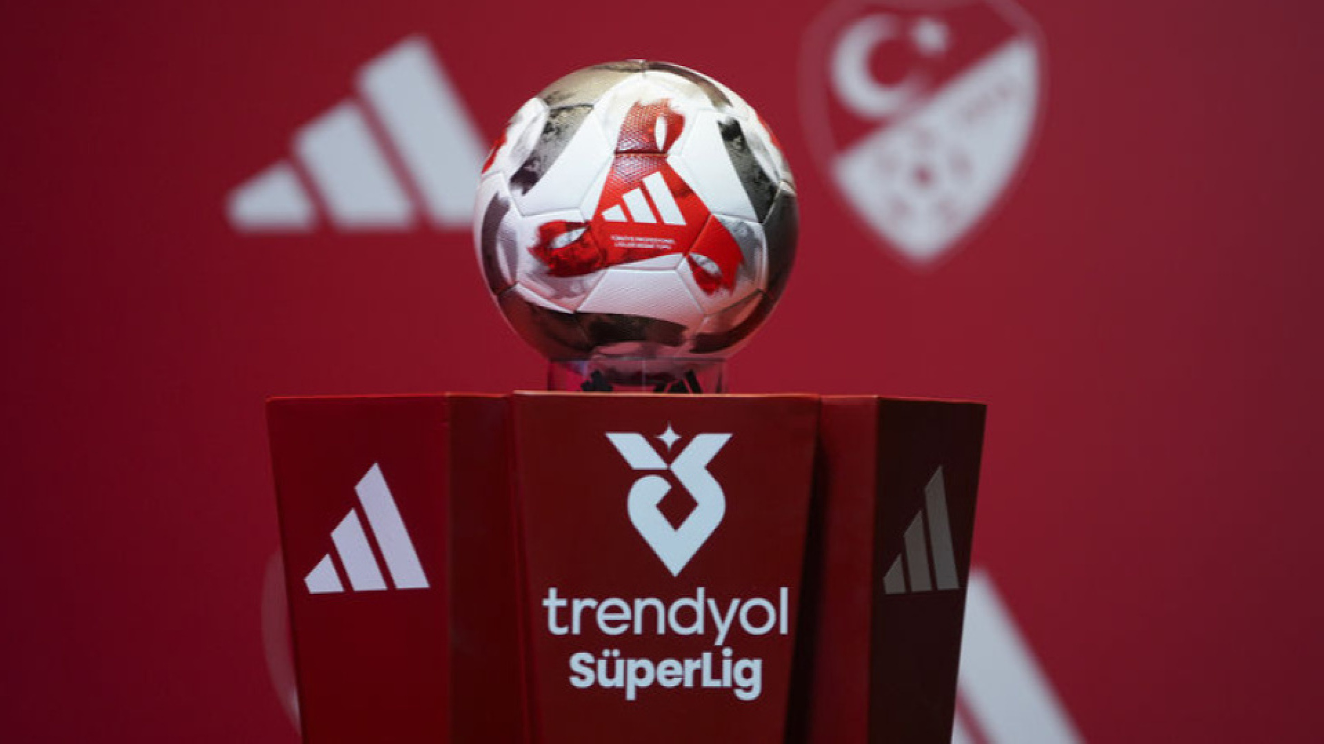 Süper Lig'de 30. Hafta Heyecanı Başlıyor: Fenerbahçe ve Antalyaspor Sahada