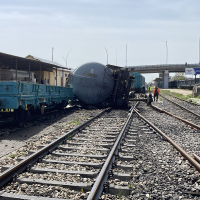 Raydan çıktı, vagonu devrildi