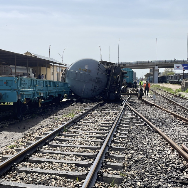 Raydan çıktı, vagonu devrildi