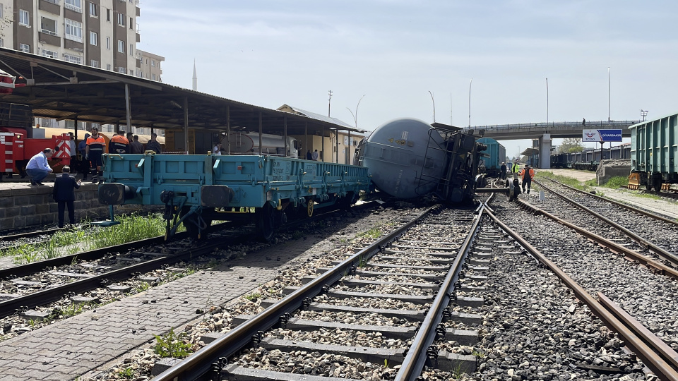 Raydan çıktı, vagonu devrildi