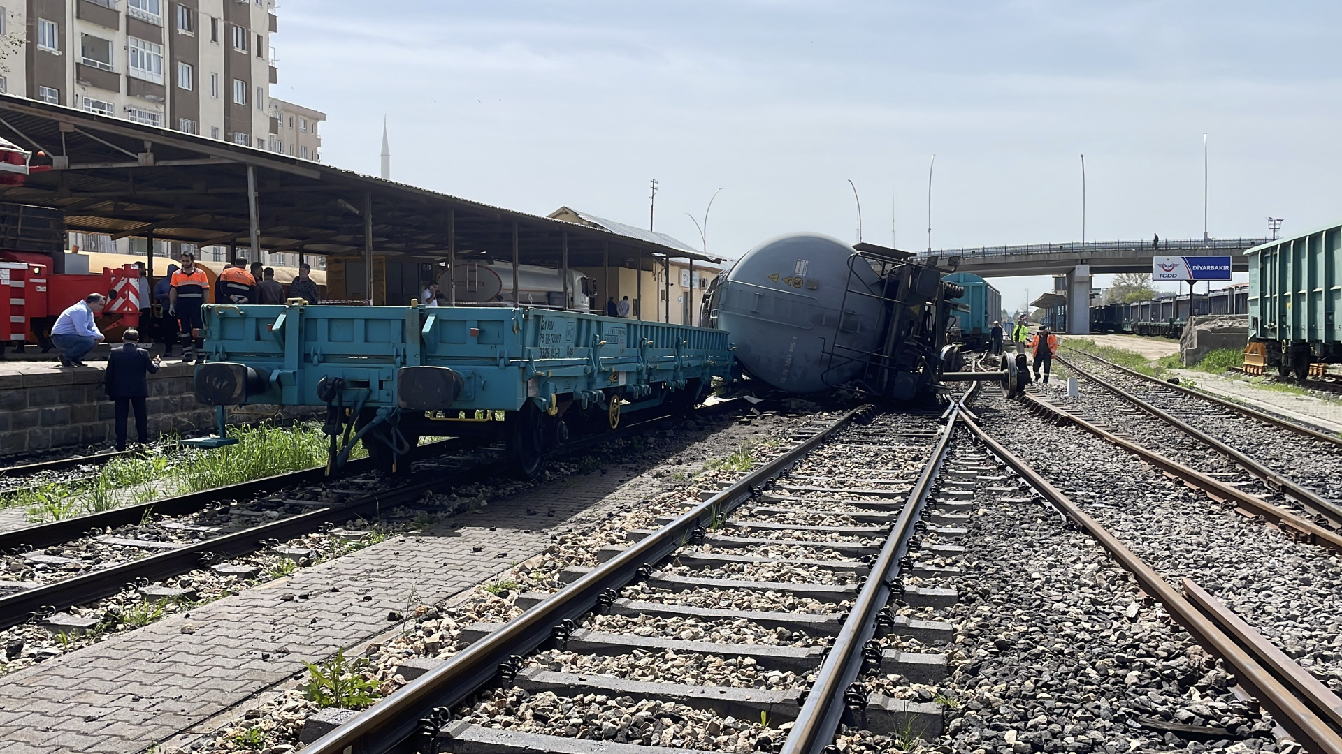 Diyarbakır'da Yük Treni Raydan Çıktı, Akaryakıt Vagonu Devrildi