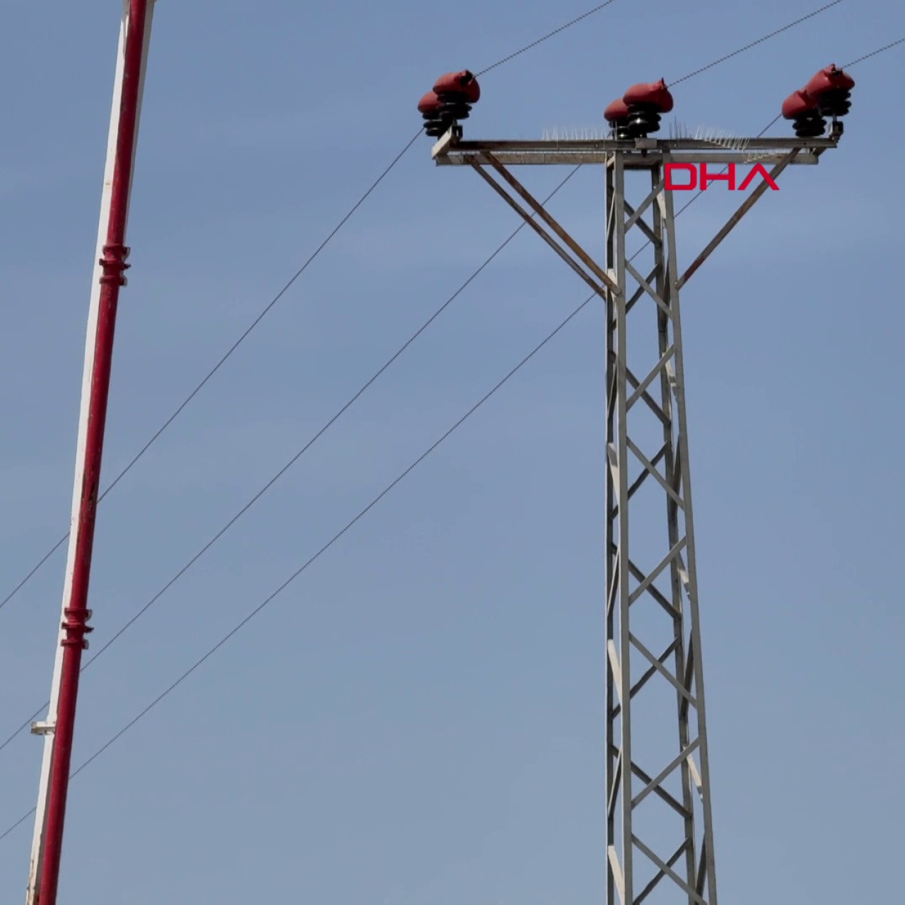 Beton pompası akıma kapıldı! Yaralılar var!