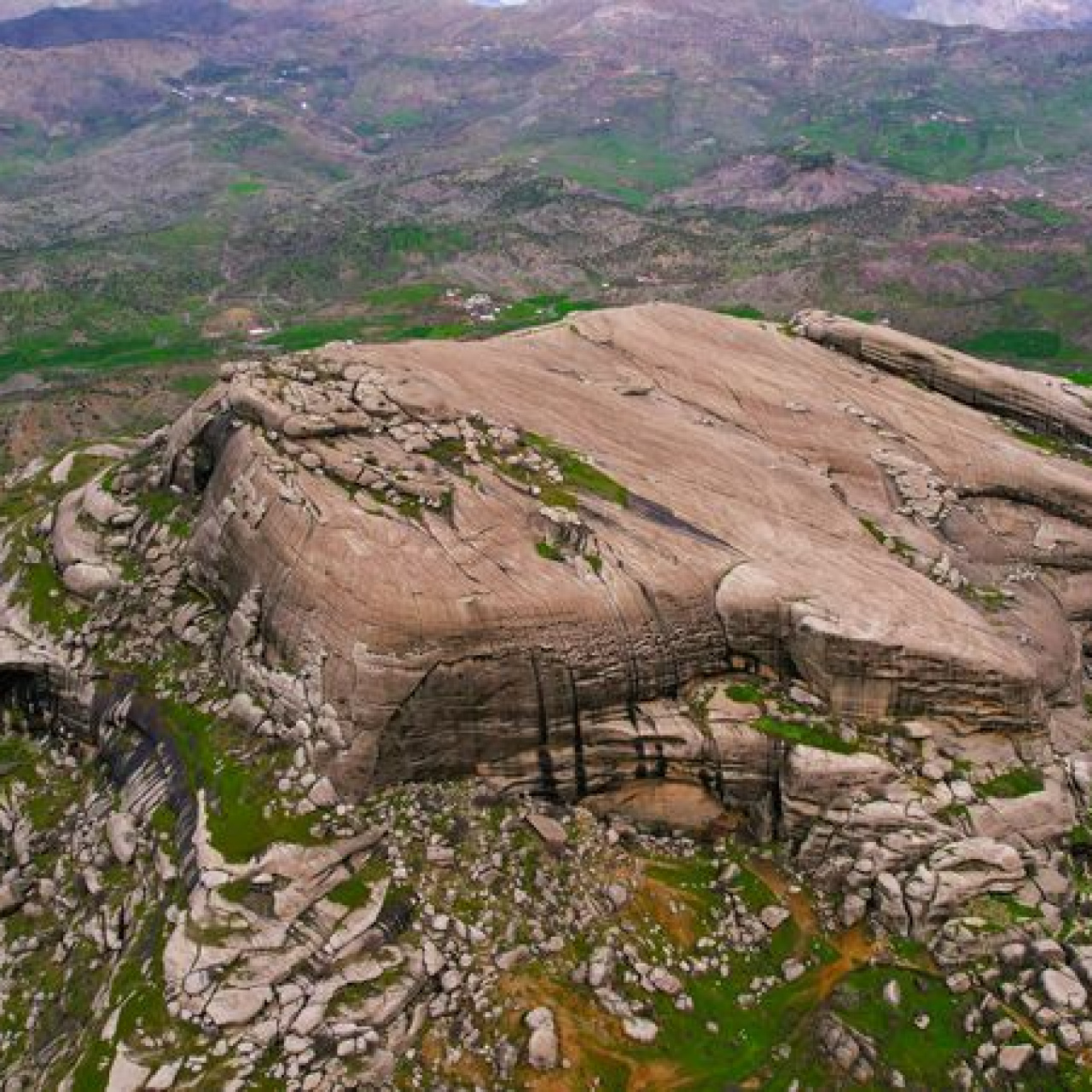 Devasa kaya blokları üzerinde 5 bin yıllık kale!