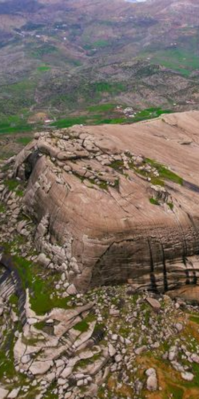 Devasa kaya blokları üzerinde 5 bin yıllık kale!
