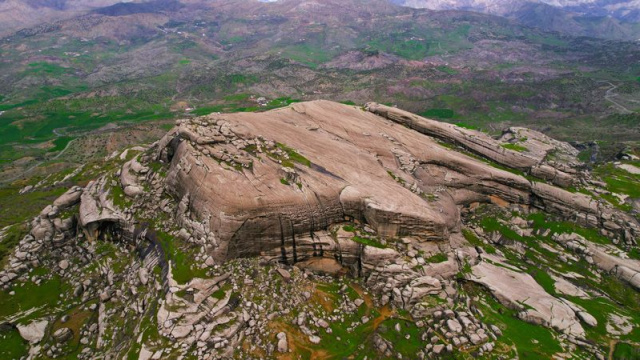 Devasa kaya blokları üzerinde 5 bin yıllık kale!