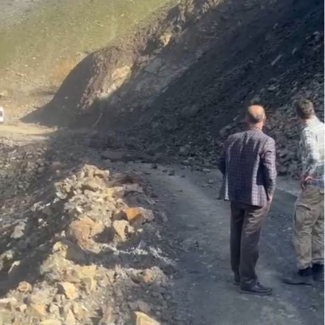 Sason'da köy yolunda heyelan