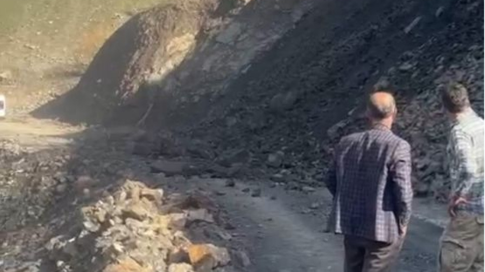 Sason'da köy yolunda heyelan