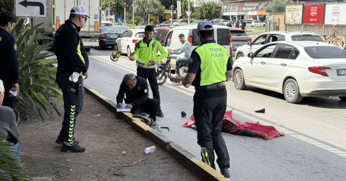 Antalya'da TIR kazasında mendil satan kadın hayatını kaybetti