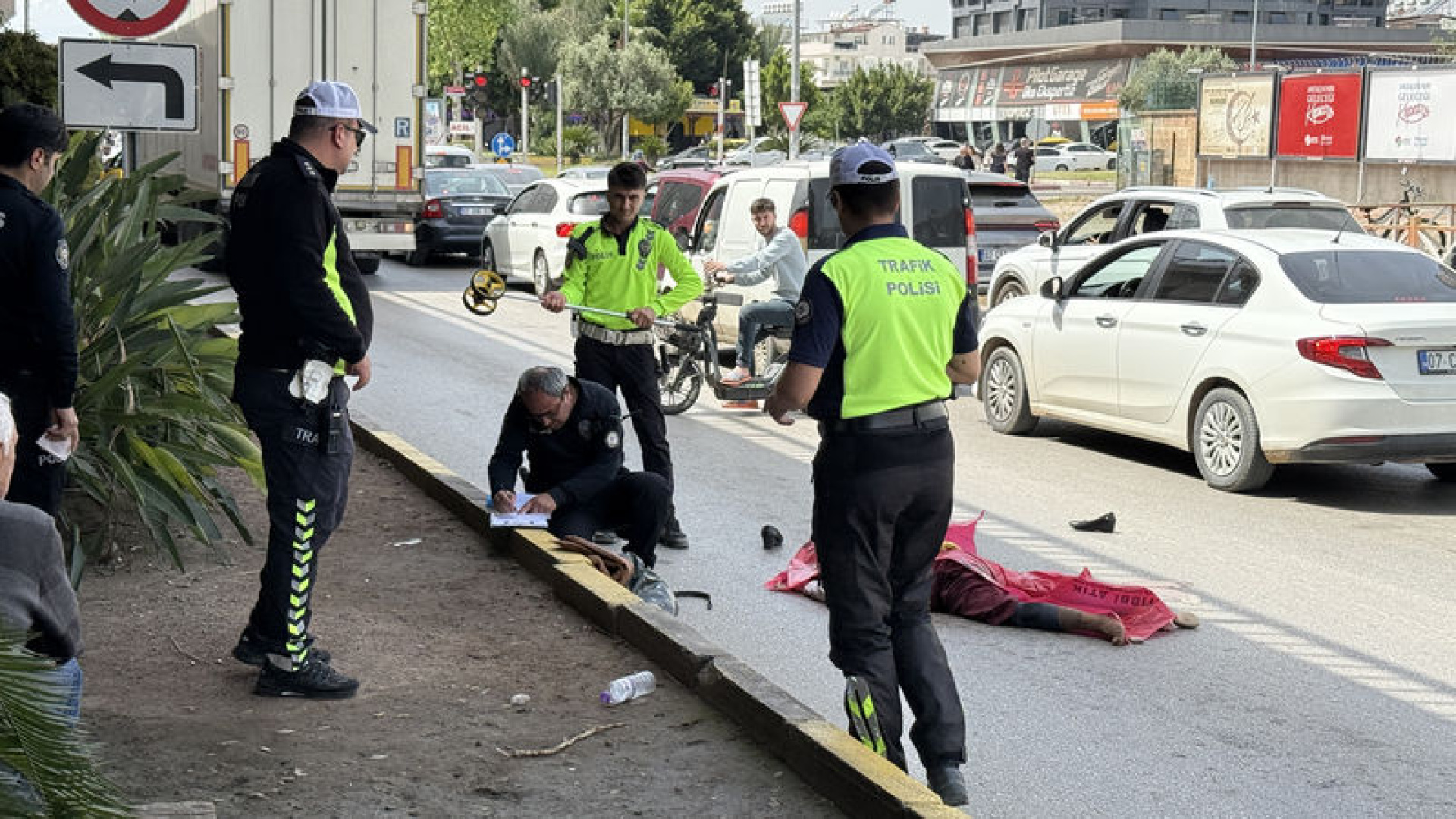 Antalya'da Mendil Satarken TIR'ın Altında Kalan Kadın Hayatını Kaybetti