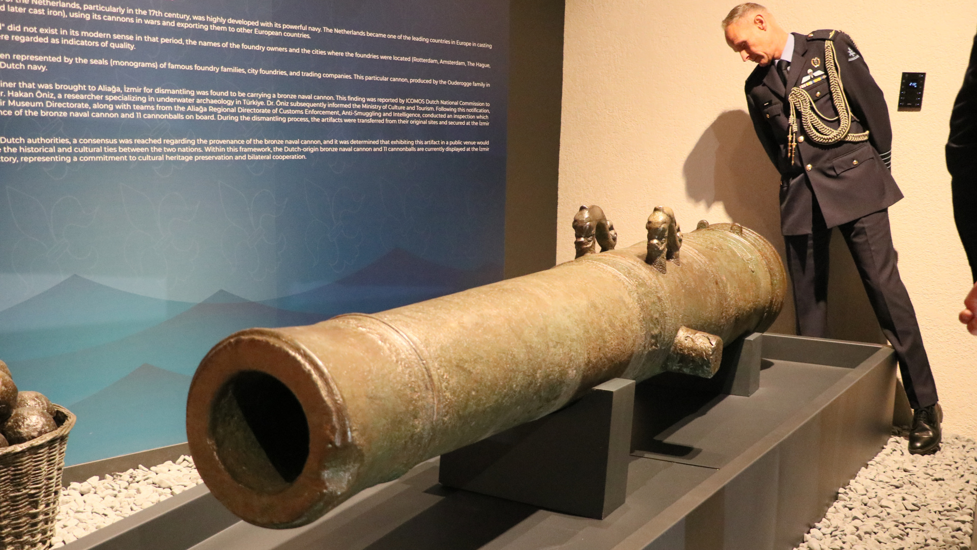 Gemi sökümünde ele geçirilen bronz gemi topu ve gülleleri İzmir'de görücüye çıktı