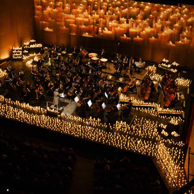 İFO, AKM'de mum ışığında konser verdi