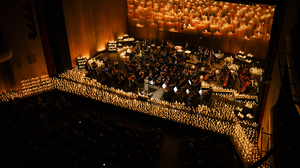 İFO, AKM'de mum ışığında konser verdi