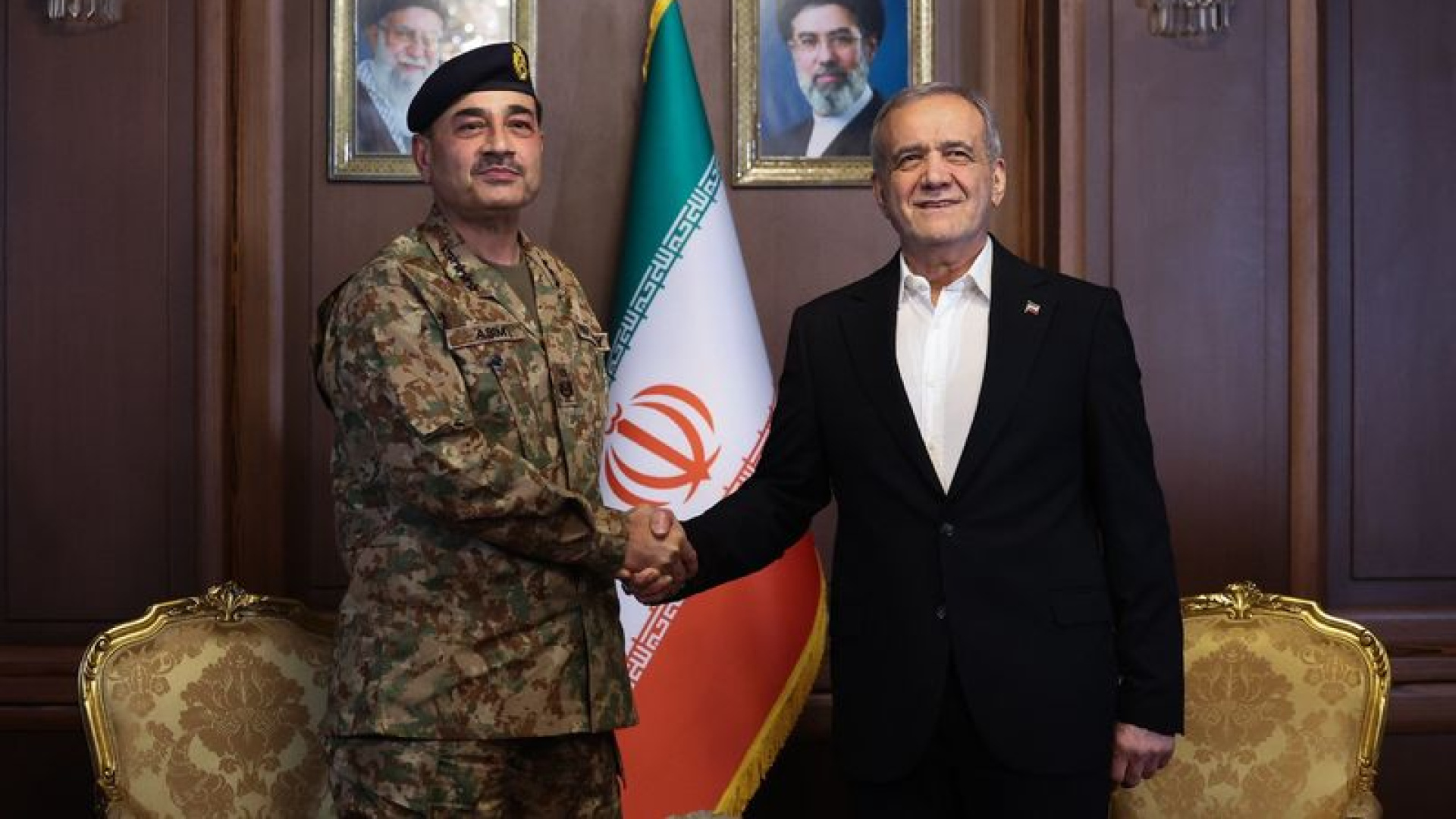 İran Cumhurbaşkanı Pezeşkiyan, Pakistan Genelkurmay Başkanı Munir ile Görüştü