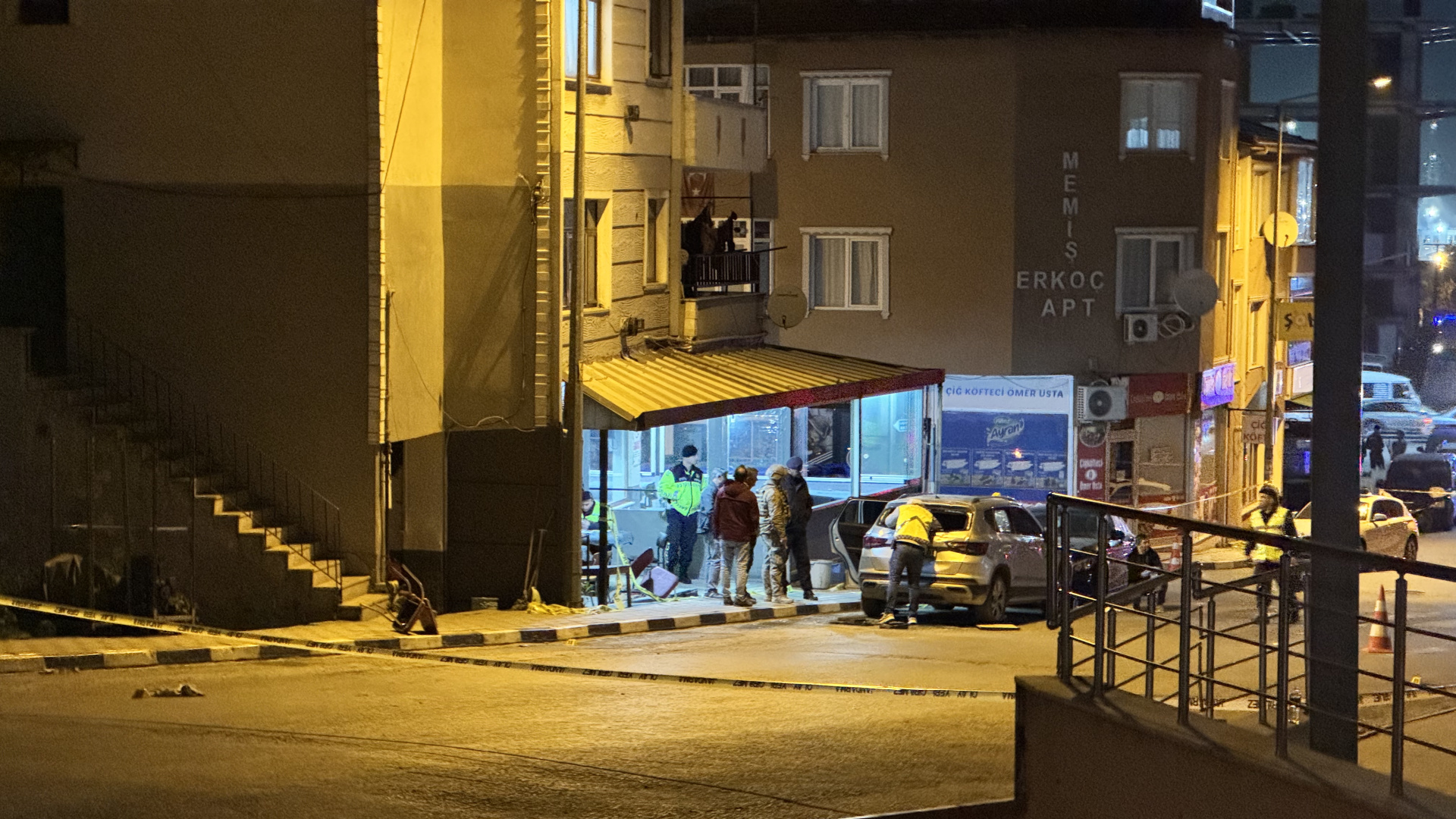 Yalova'da Silahlı Kavga: 6 Kişi Yaralandı, Belediye Başkanı'nın İş Yeri Önünde Çatışma