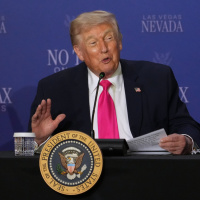 Trump'tan Papa'ya: Gerçek dünyayı anlamalı