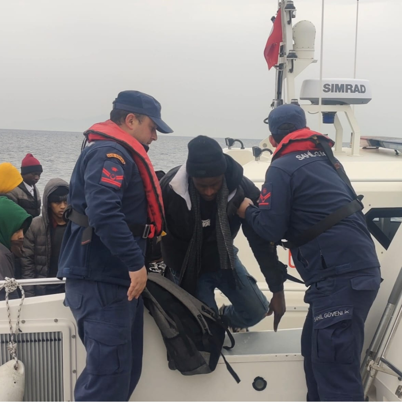 26 göçmen kurtarıldı, 19 göçmen yakalandı