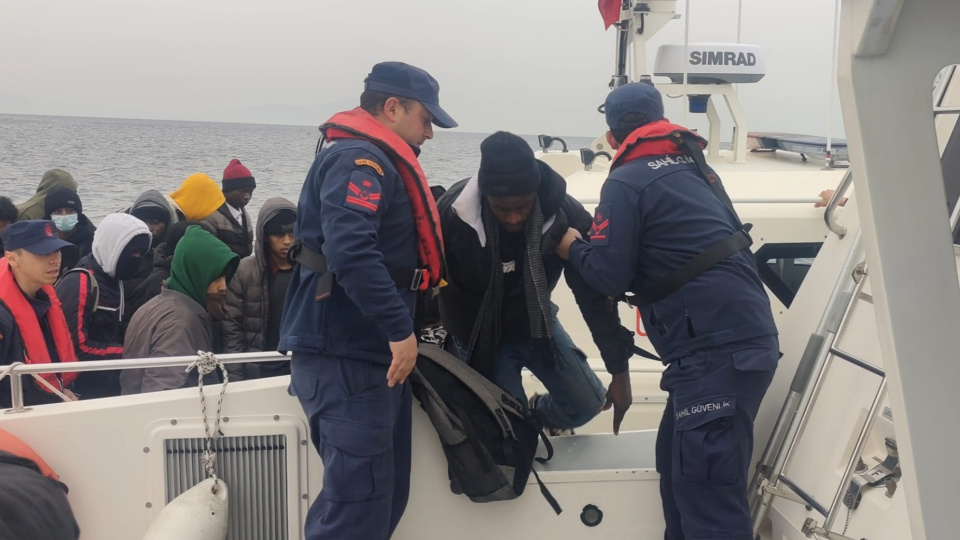 26 göçmen kurtarıldı, 19 göçmen yakalandı