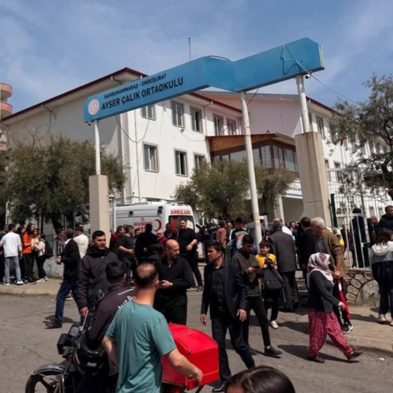 "8 öğrencinin tedavisi sürüyor"