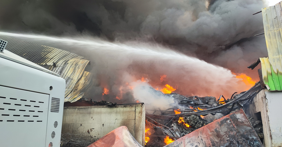 Adana'da Geri Dönüşüm Tesisinde Yangın