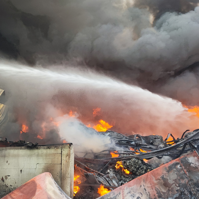 Geri dönüşüm tesisinde yangın!