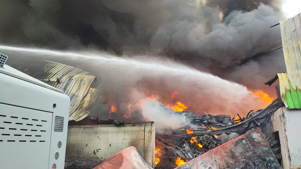 Geri dönüşüm tesisinde yangın!