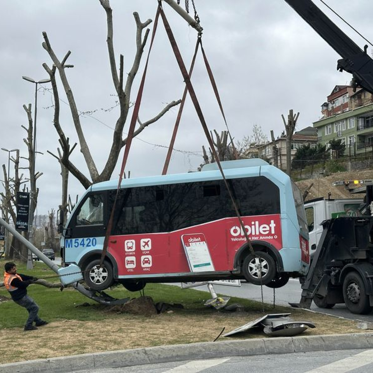 Dolmuş bariyerlere çarptı: 5 yaralı