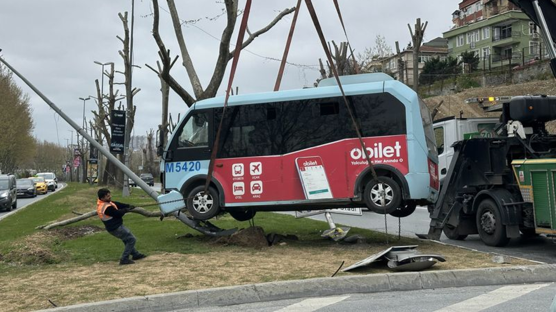 Beyoğlu'nda Minibüs Bariyerlere Çarptı: 5 Kişi Yaralandı