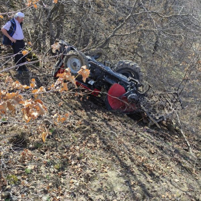 Traktör devrildi: 1 ölü, 1 yaralı