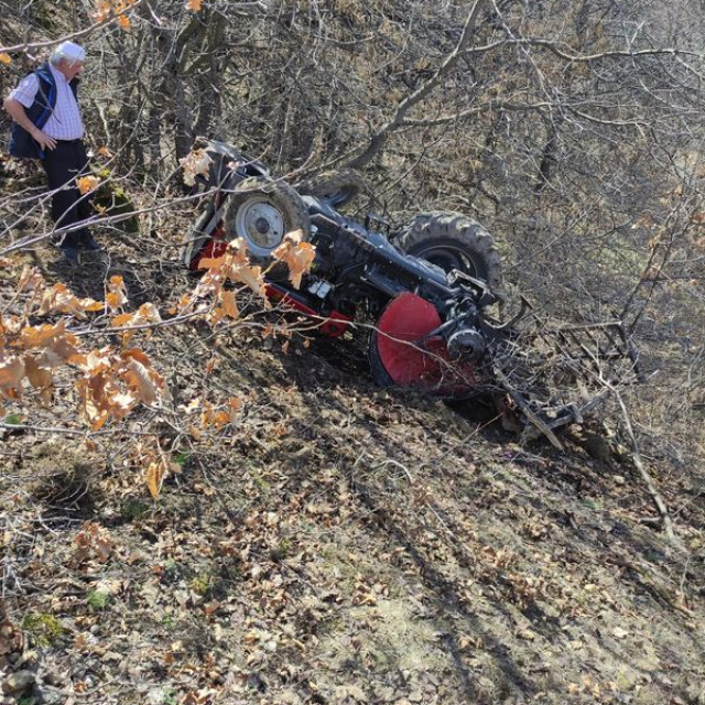 Traktör devrildi: 1 ölü, 1 yaralı