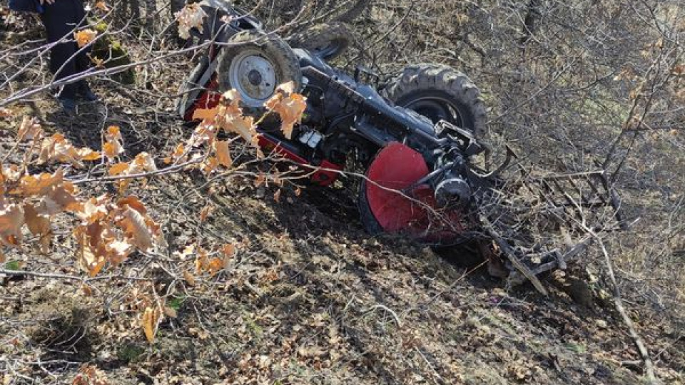 Traktör devrildi: 1 ölü, 1 yaralı