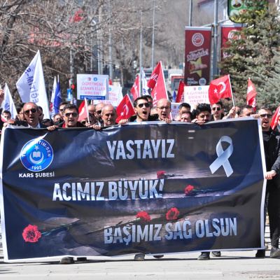 Öğretmenler, öldürülen meslektaşları ve öğrenciler için yürüdü