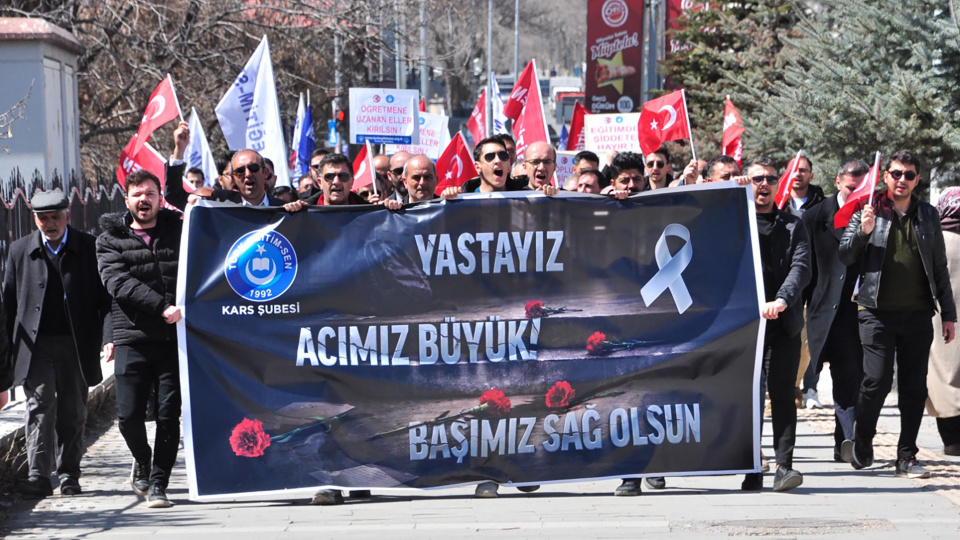 Öğretmenler, öldürülen meslektaşları ve öğrenciler için yürüdü