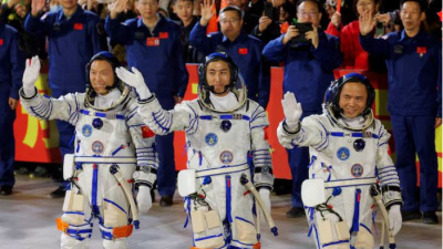 Çin'in astronot ekibi uzayda 1 ay daha kalacak