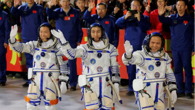 Çin'in astronot ekibi uzayda 1 ay daha kalacak