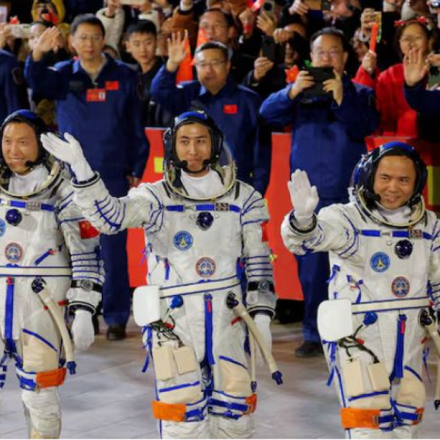 Çin'in astronot ekibi uzayda 1 ay daha kalacak