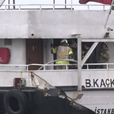 Kadıköy İskelesi'nde tekne yangını!