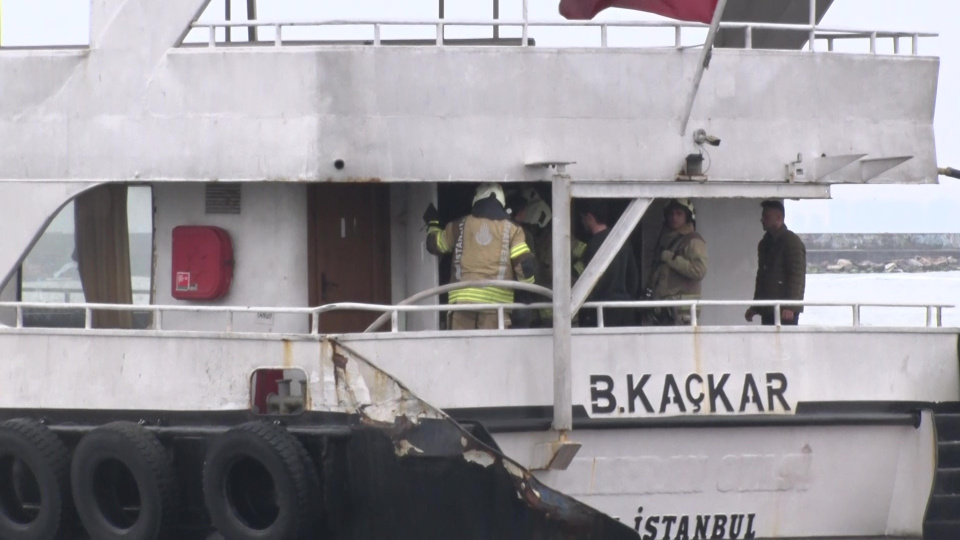 Kadıköy İskelesi'nde tekne yangını!
