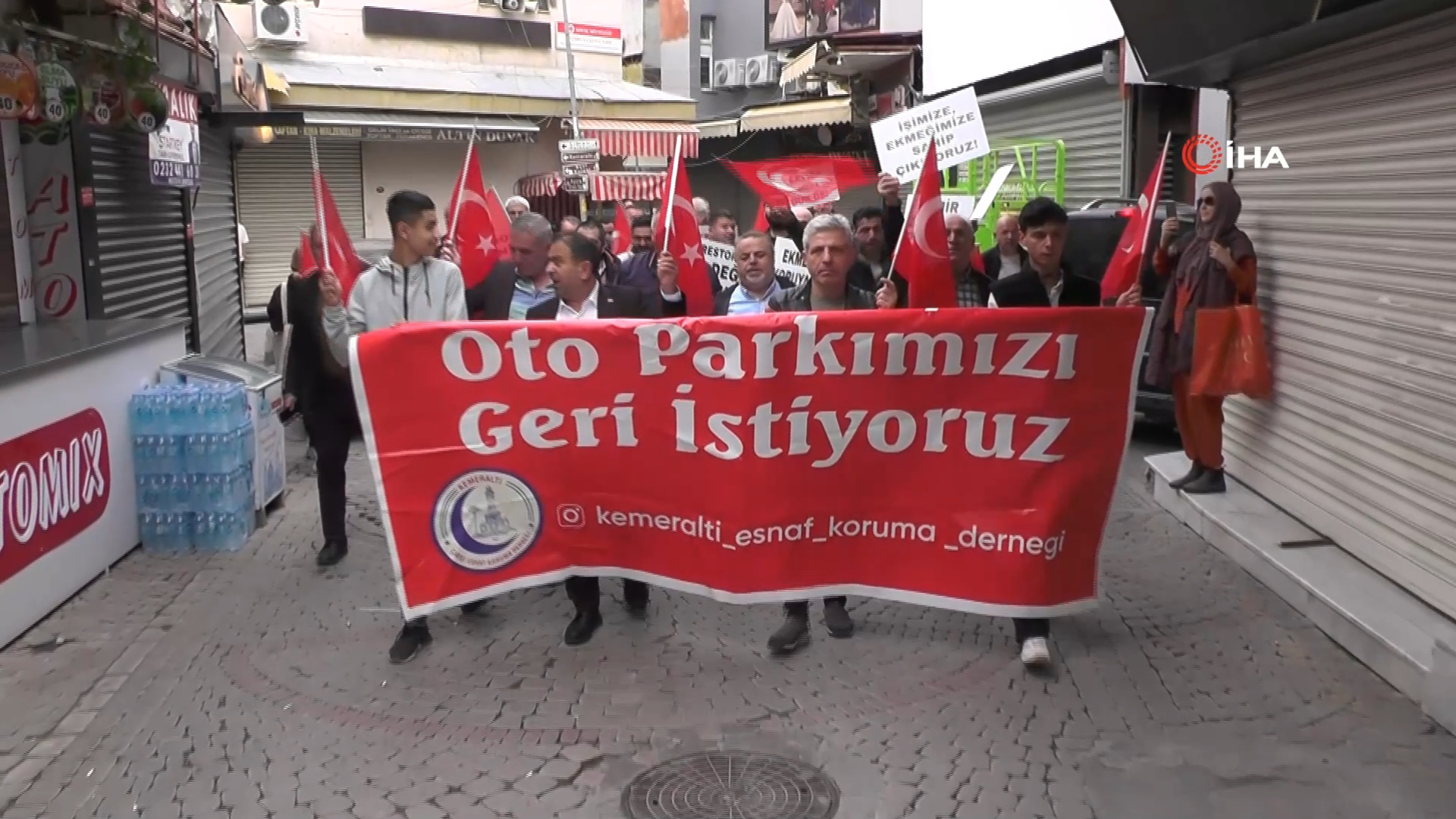 Kemeraltı Esnafı Otopark Sorunu Nedeniyle Kepenk Kapattı
