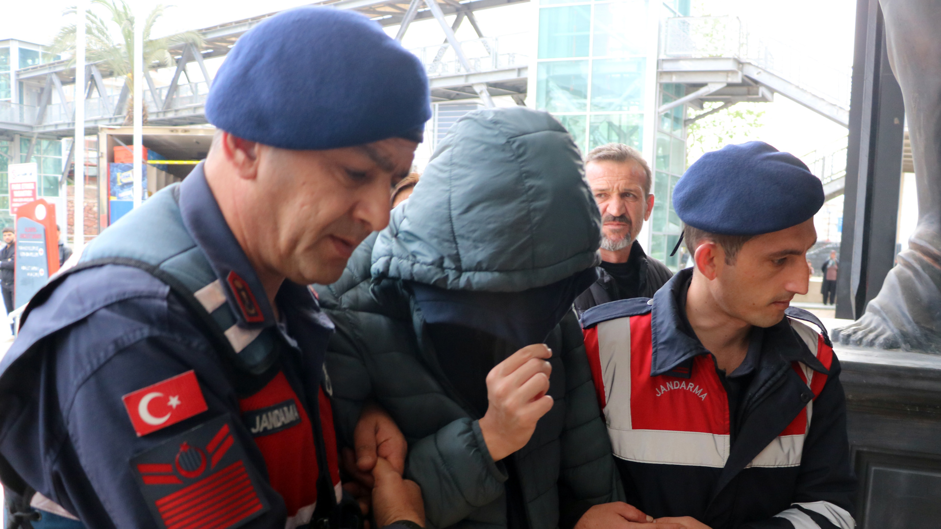 Bursa'da Okullara Saldırı Planlayan 5 Kişi Tutuklandı